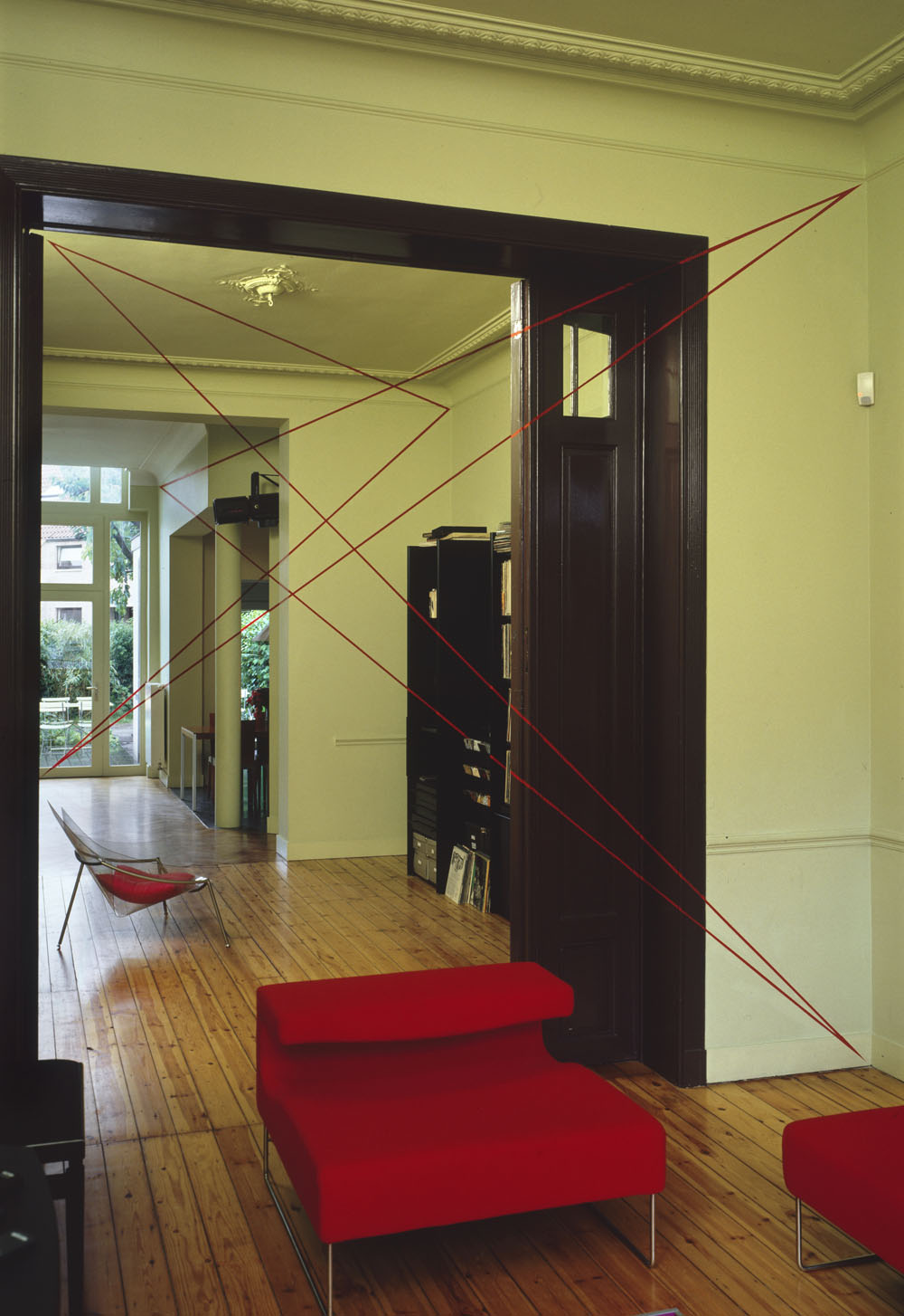 Une ligne, six droite, six points, rouge, Coll Odile et François Huet, 2004, Bruxelles