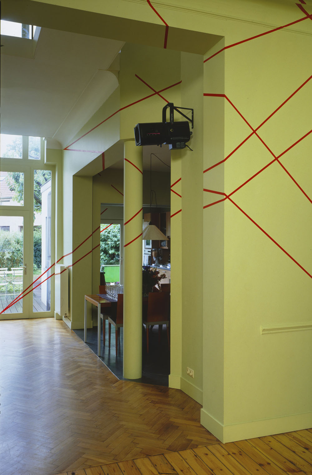 Une ligne, six droite, six points, rouge, Coll Odile et François Huet, 2004, Bruxelles