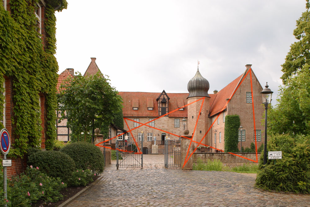DEU, 2004Arbeit des Kuenstlers Felice Varini an der Burg Bederkesa und im Museum Studio A in Otterndorf. [© (c) Helmut Claus Phone: +491743175296, E-Mail: photo@helmutclaus.com; Veroeffentlichung nur gegen Honorar, Urhebervermerk und Belegexemplar an:Claus Photography, Brohlerstr. 4, D-50968 Koeln; For any usage other than editorial please contact us; Verwendung des Bildes ausserhalb journalistischer Berichterstattung bedarf besonderer Vereinbarung; Deutsche Bank 24 BLZ 37070024, Konto Nr. 4922233]