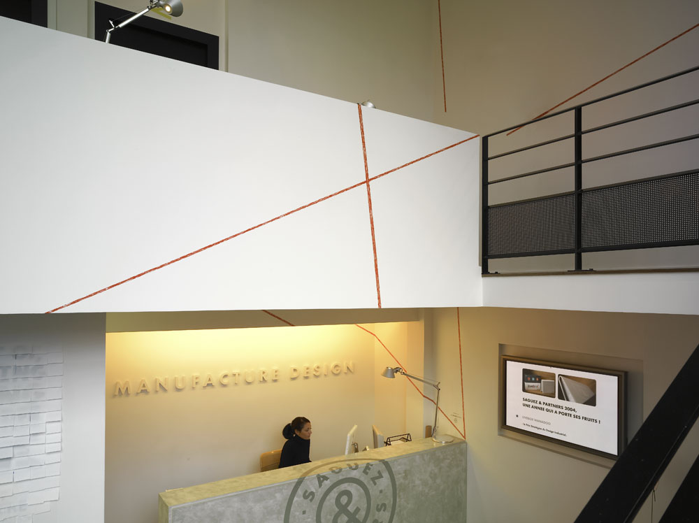Une ligne, quatre droites, quatre points, rouge, Saint Ouen, France, 2005, Coll. Olivier Saguez