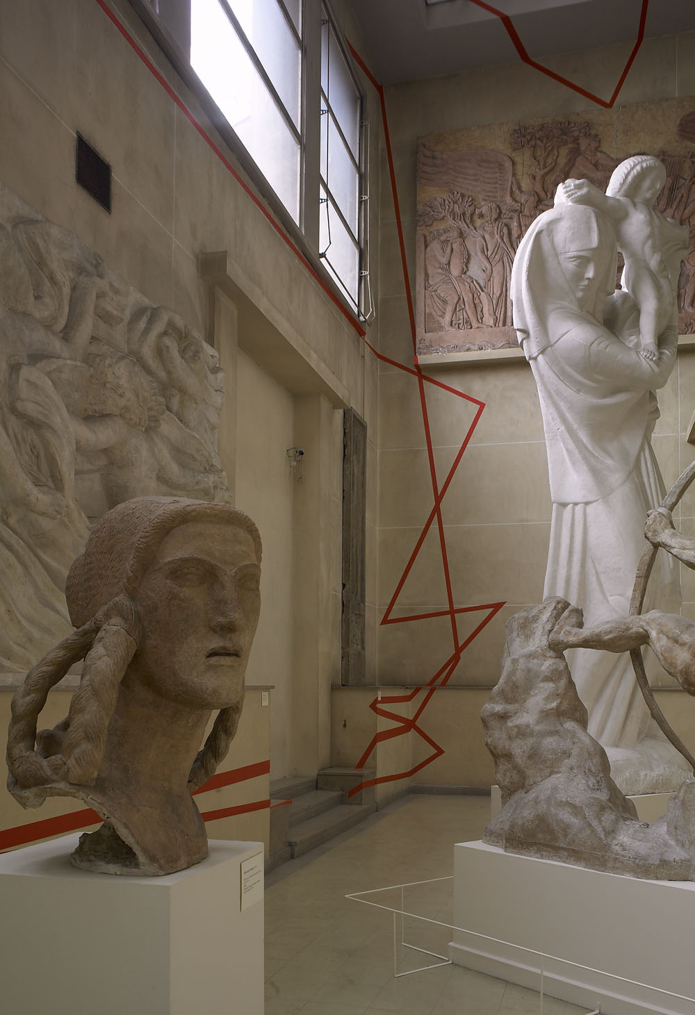 Une ligne, mille et une droites, Musée Bourdelle, Paris, 2006, "Felice Varini au 18, rue Antoine Bourdelle"