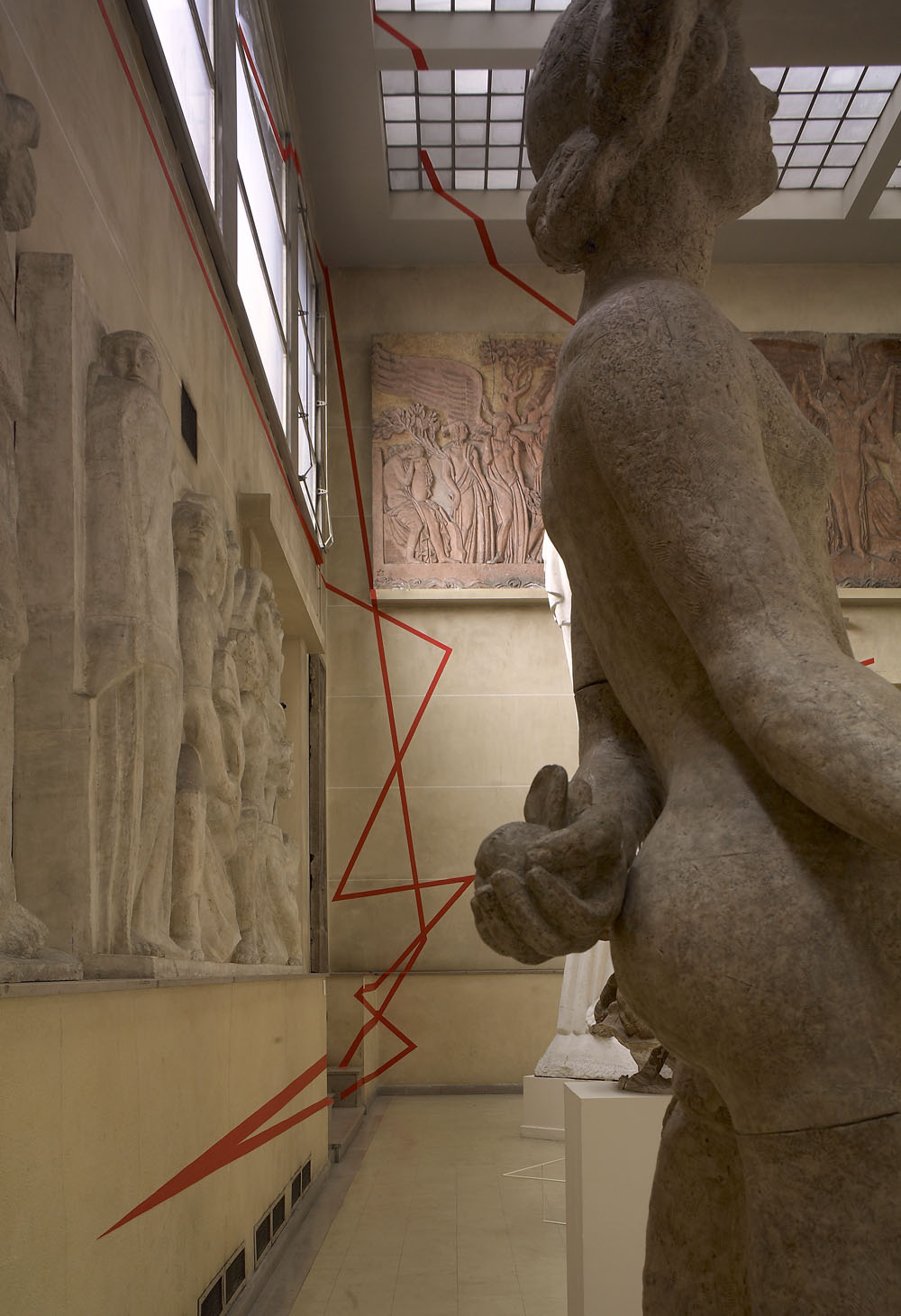 Une ligne, mille et une droites, Musée Bourdelle, Paris, 2006, "Felice Varini au 18, rue Antoine Bourdelle"