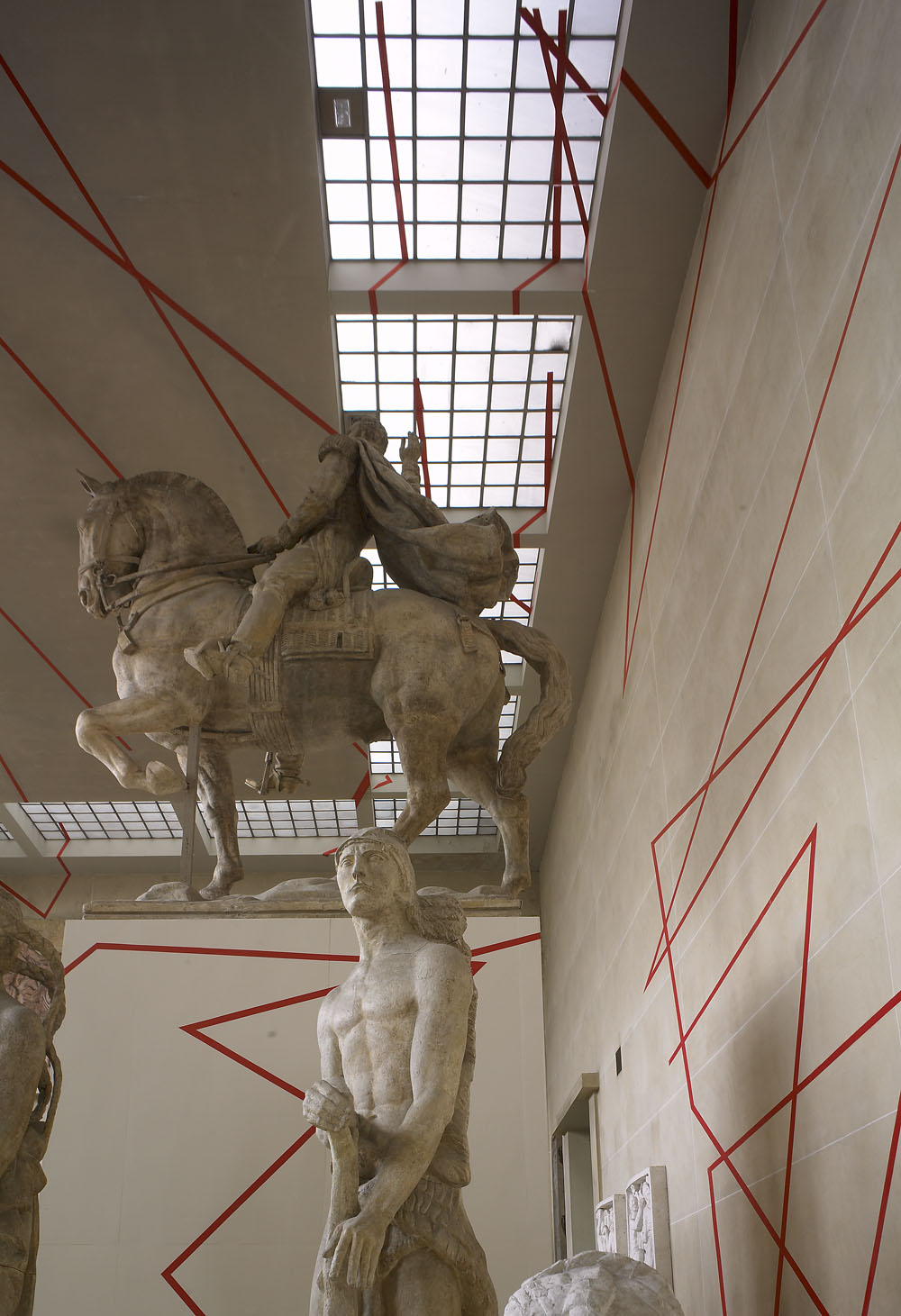 Une ligne, mille et une droites, Musée Bourdelle, Paris, 2006, "Felice Varini au 18, rue Antoine Bourdelle"