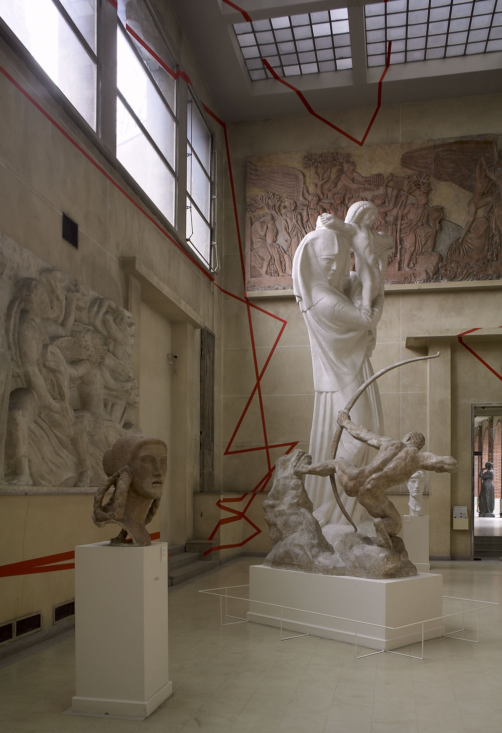 Une ligne, mille et une droites, Musée Bourdelle, Paris, 2006, "Felice Varini au 18, rue Antoine Bourdelle"