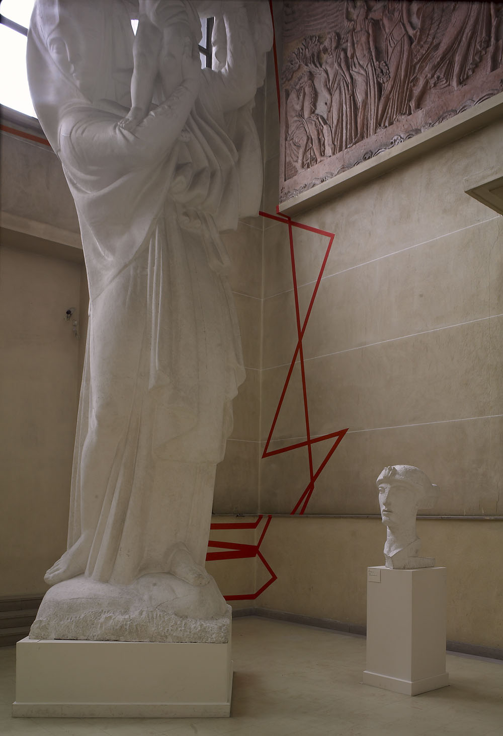 Une ligne, mille et une droites, Musée Bourdelle, Paris, 2006, "Felice Varini au 18, rue Antoine Bourdelle"