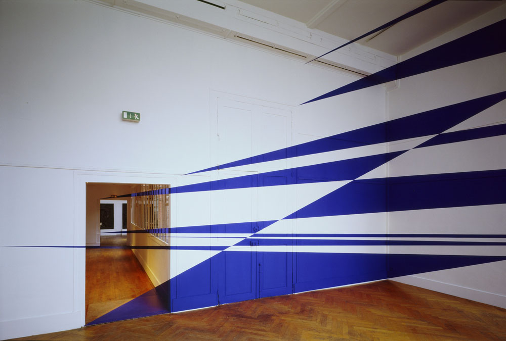 Quatorze triangles à la diagonale, Musée Bourdelle, Paris, 2006, "Felice Varini au 18, rue Antoine Bourdelle"