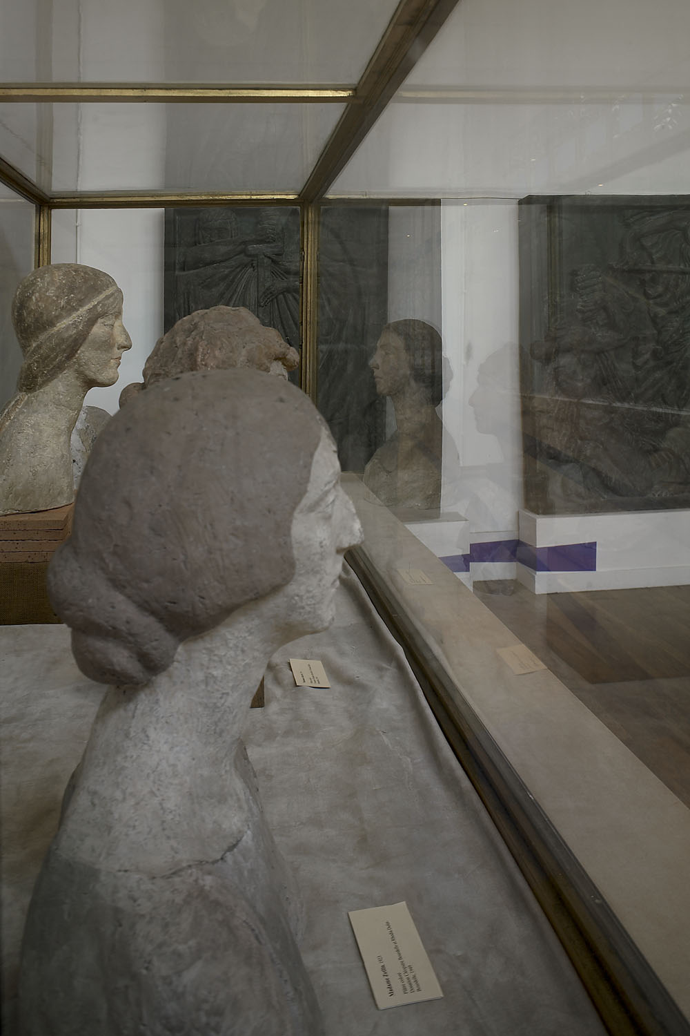 Quatorze triangles à la diagonale, Musée Bourdelle, Paris, 2006, "Felice Varini au 18, rue Antoine Bourdelle"
