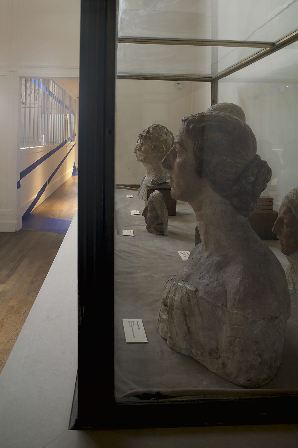 Quatorze triangles à la diagonale, Musée Bourdelle, Paris, 2006, "Felice Varini au 18, rue Antoine Bourdelle"