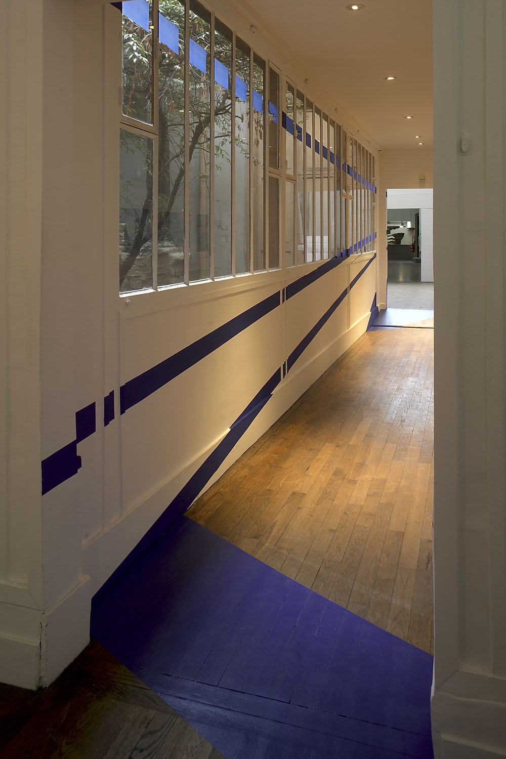 Quatorze triangles à la diagonale, Musée Bourdelle, Paris, 2006, "Felice Varini au 18, rue Antoine Bourdelle"