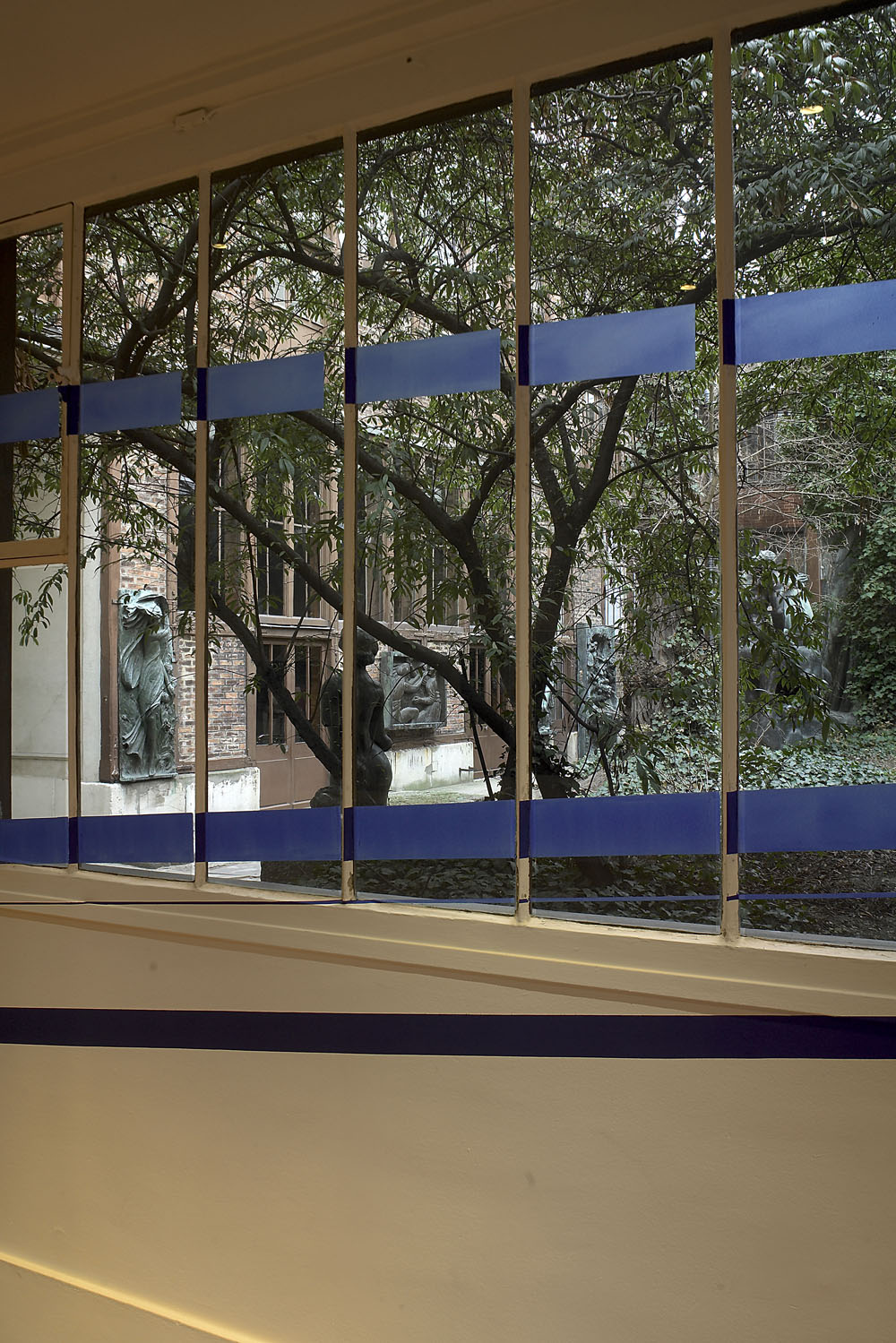 Quatorze triangles à la diagonale, Musée Bourdelle, Paris, 2006, "Felice Varini au 18, rue Antoine Bourdelle"