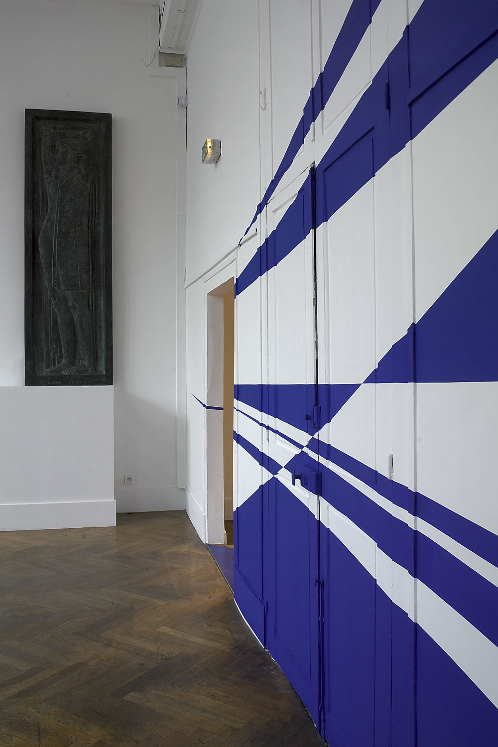 Quatorze triangles à la diagonale, Musée Bourdelle, Paris, 2006, "Felice Varini au 18, rue Antoine Bourdelle"