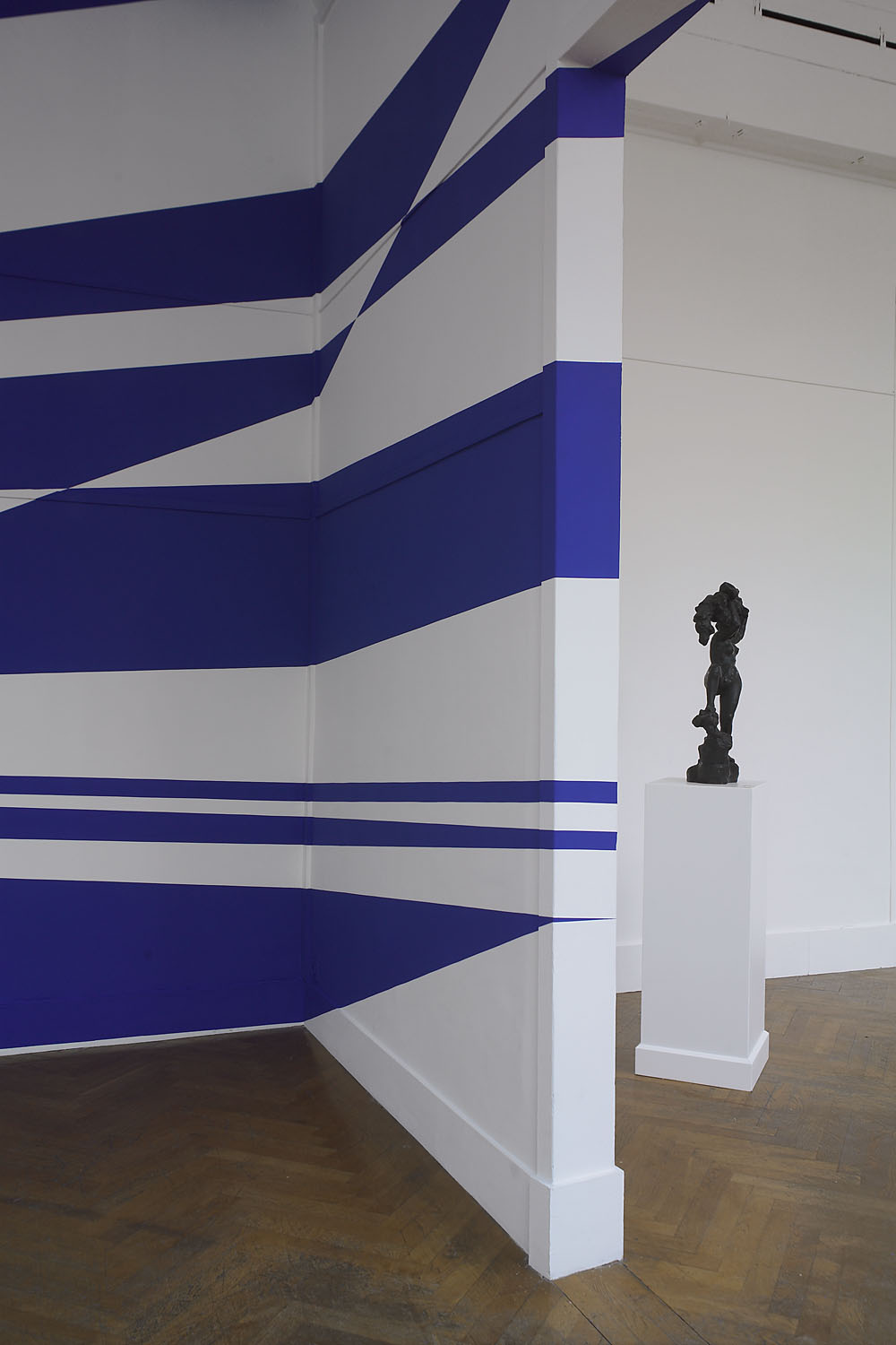 Quatorze triangles à la diagonale, Musée Bourdelle, Paris, 2006, "Felice Varini au 18, rue Antoine Bourdelle"