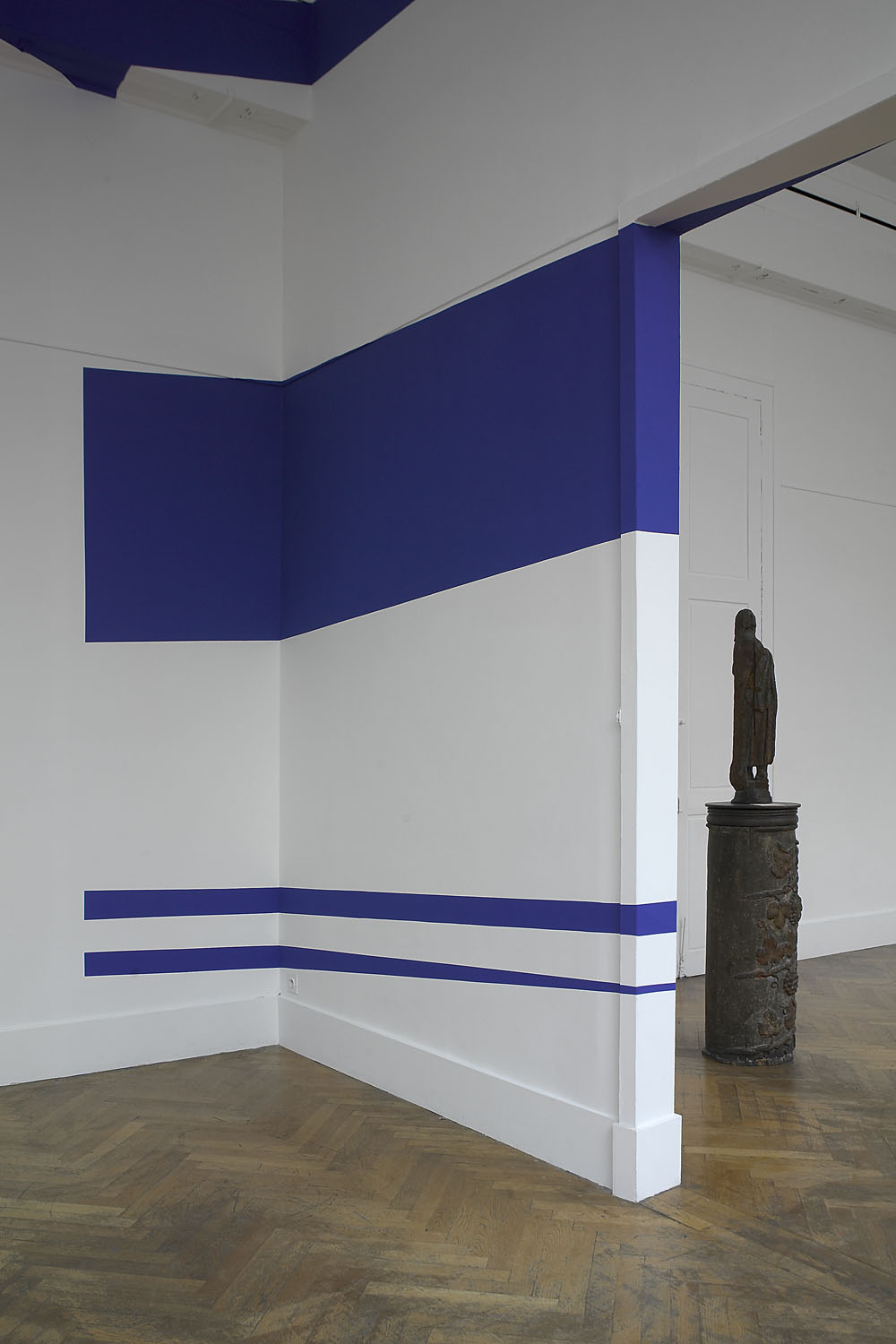 Quatorze triangles à la diagonale, Musée Bourdelle, Paris, 2006, "Felice Varini au 18, rue Antoine Bourdelle"