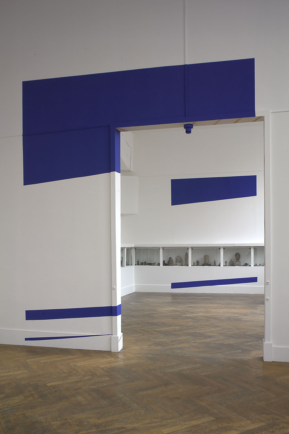 Quatorze triangles à la diagonale, Musée Bourdelle, Paris, 2006, "Felice Varini au 18, rue Antoine Bourdelle"