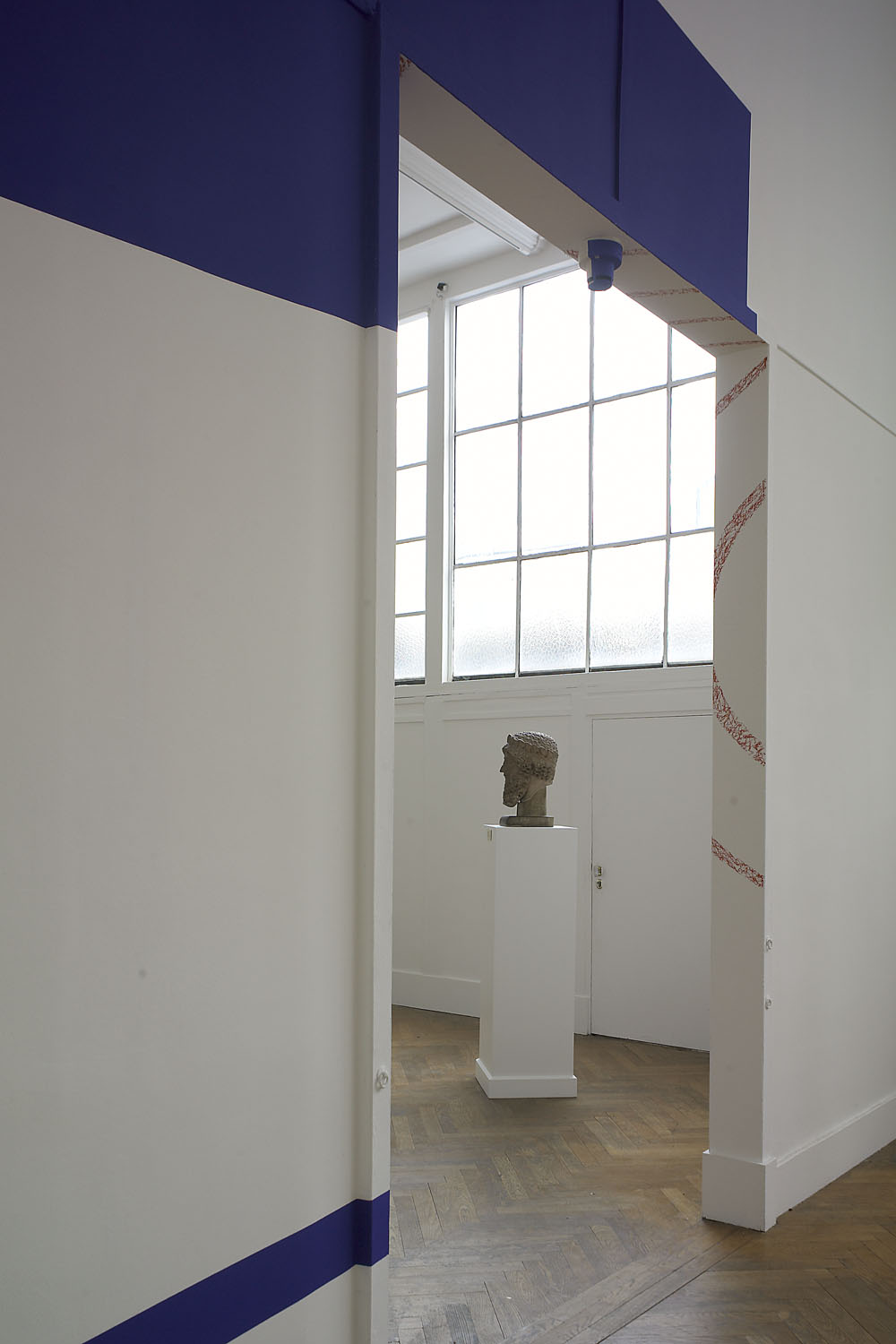 Quatorze triangles à la diagonale, Musée Bourdelle, Paris, 2006, "Felice Varini au 18, rue Antoine Bourdelle"