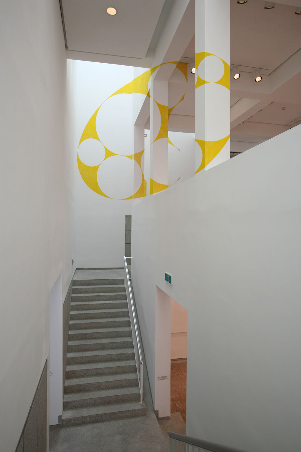 Ellispe jaune évidé par 7 disques, Exposition "The Poetics of Space", Whanki Museum, 2006, (Pastel à l'huile)