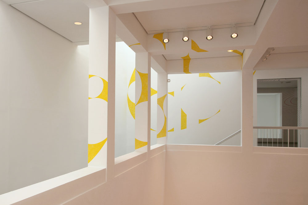 Ellispe jaune évidé par 7 disques, Exposition "The Poetics of Space", Whanki Museum, 2006, (Pastel à l'huile)