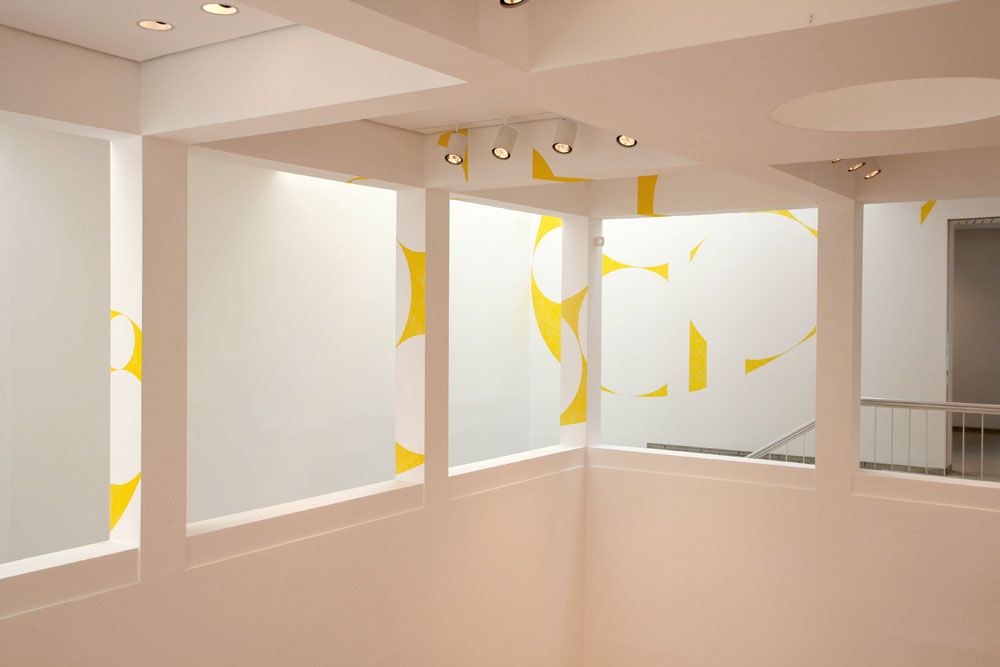 Ellispe jaune évidé par 7 disques, Exposition "The Poetics of Space", Whanki Museum, 2006, (Pastel à l'huile)