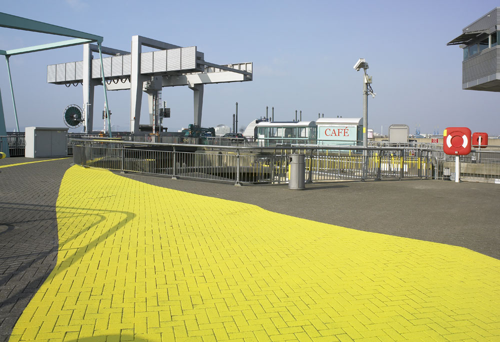 Cardiff Bay Barragecommissioned by:CBAT The Arts & Regeneration Agency forCardiff Harbour AuthorityAcrylic based paintCardiff 2007