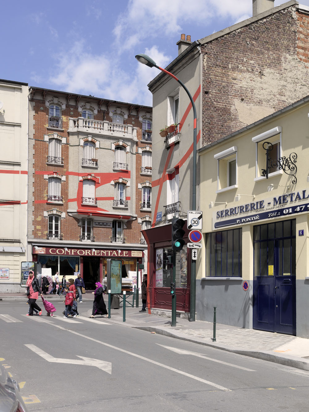 Exposition : Felice Varini, Théâtre de GenneviliersAvenue des Grésillons, Gennevilliers et Asnières-sur-Seine, 2012Photo : André Morin