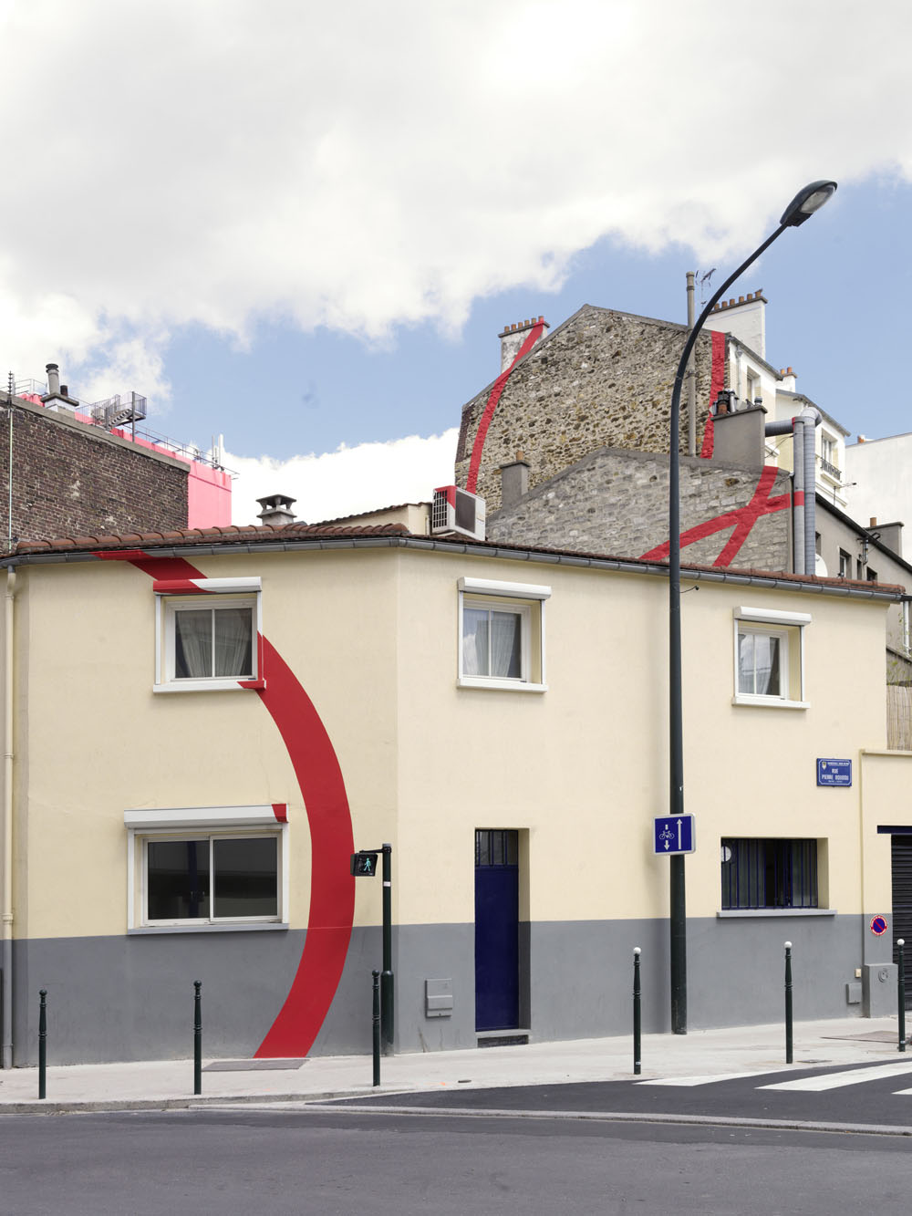 Exposition : Felice Varini, Théâtre de GenneviliersAvenue des Grésillons, Gennevilliers et Asnières-sur-Seine, 2012Photo : André Morin