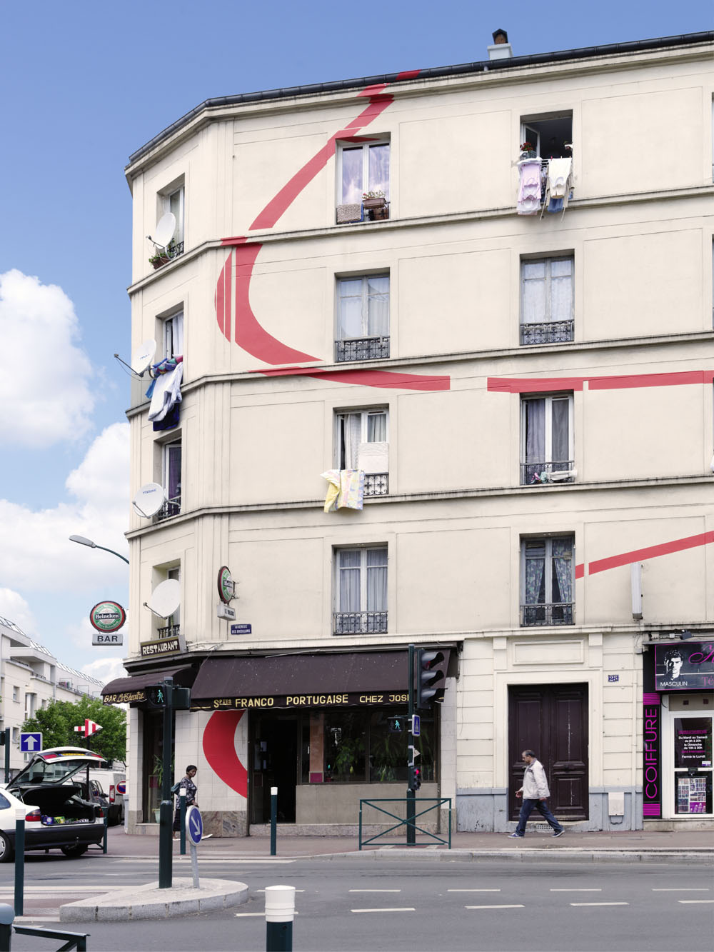 Exposition : Felice Varini, Théâtre de GenneviliersAvenue des Grésillons, Gennevilliers et Asnières-sur-Seine, 2012Photo : André Morin