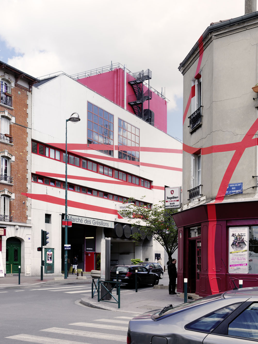 Exposition : Felice Varini, Théâtre de GenneviliersAvenue des Grésillons, Gennevilliers et Asnières-sur-Seine, 2012Photo : André Morin