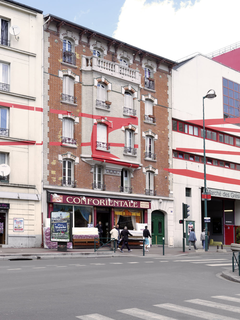 Exposition : Felice Varini, Théâtre de GenneviliersAvenue des Grésillons, Gennevilliers et Asnières-sur-Seine, 2012Photo : André Morin