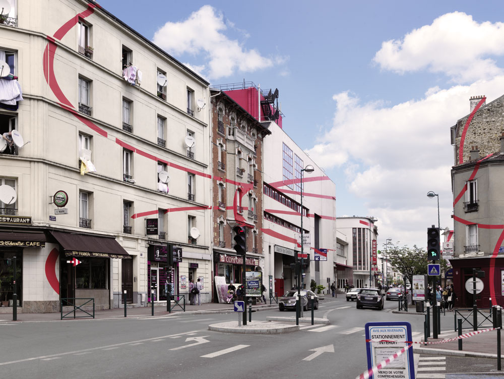 Exposition : Felice Varini, Théâtre de GenneviliersAvenue des Grésillons, Gennevilliers et Asnières-sur-Seine, 2012Photo : André Morin