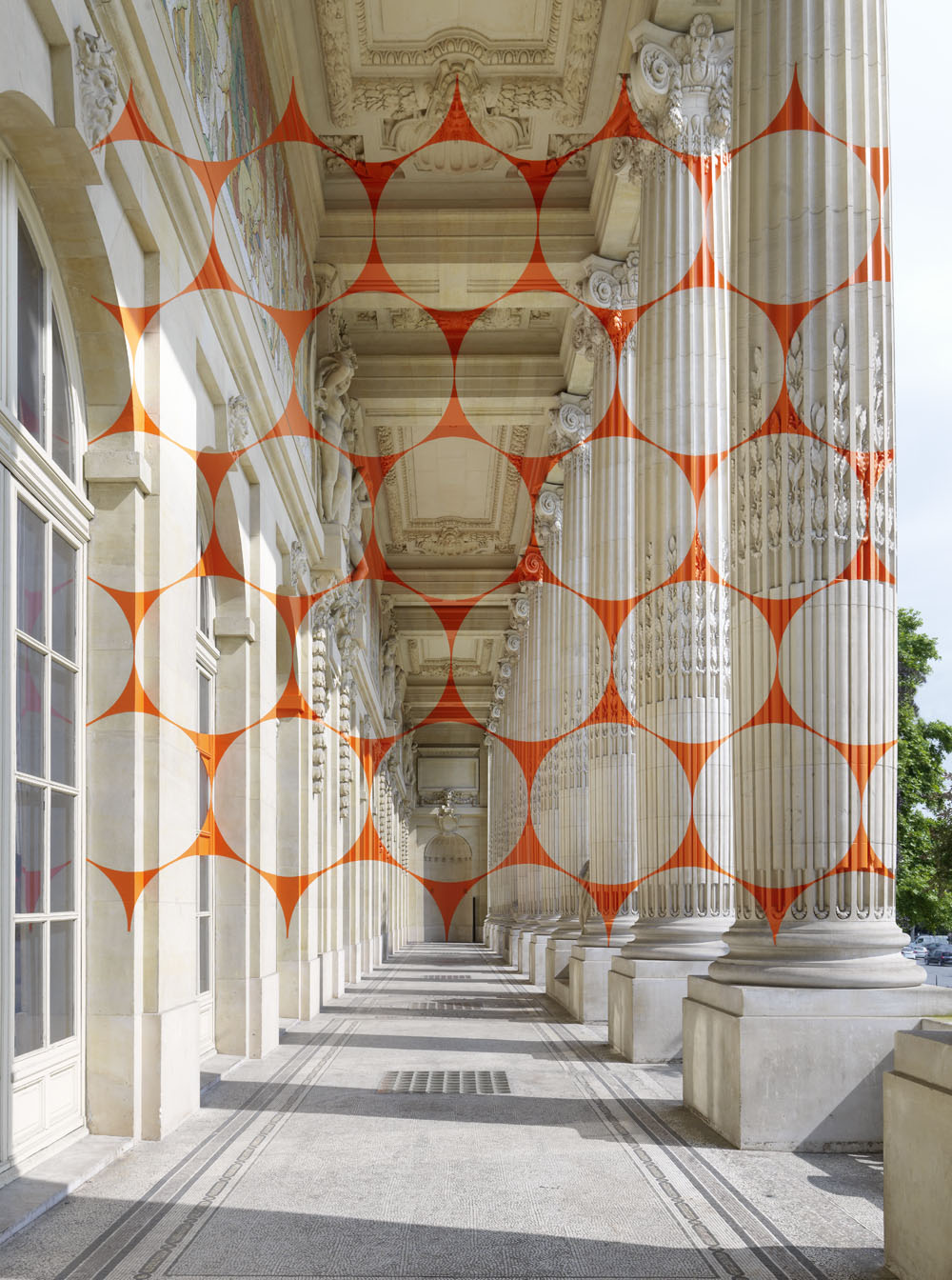 Felice Varini"vingt-trois disques évidés plus douze moitiés et quatre quarts"Exposition: "DYNAMO"Grand Palais, Paris  2013Photo: André Morin
