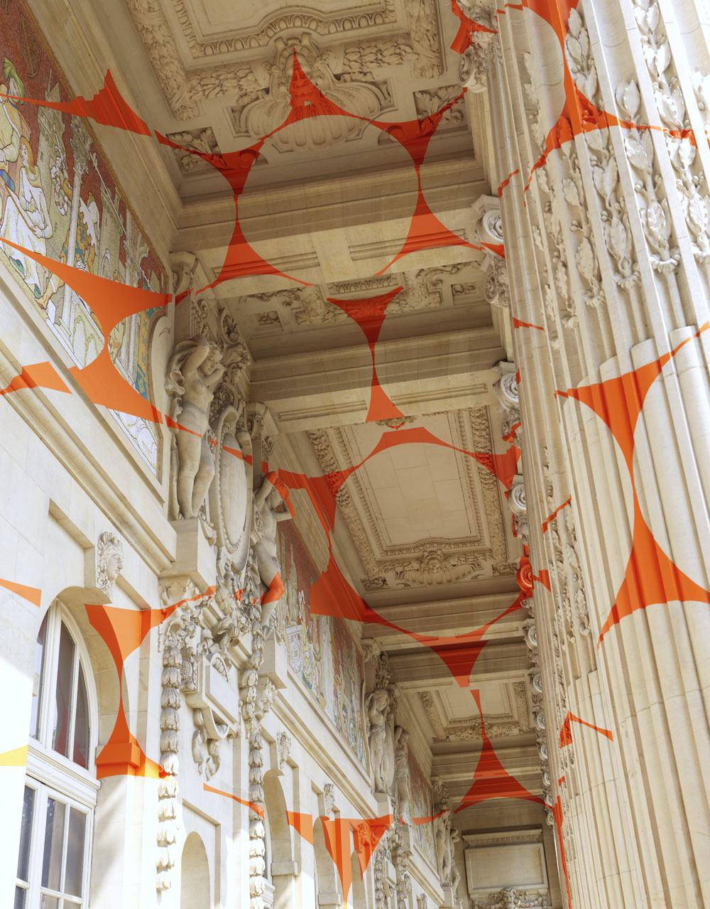 Felice Varini"vingt-trois disques évidés plus douze moitiés et quatre quarts"Exposition: "DYNAMO"Grand Palais, Paris  2013Photo: André Morin