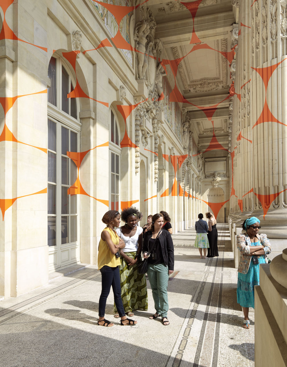 Felice Varini"vingt-trois disques évidés plus douze moitiés et quatre quarts"Exposition: "DYNAMO"Grand Palais, Paris  2013Photo: André Morin