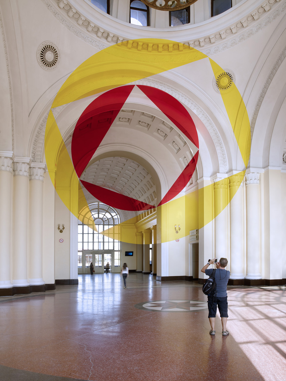 Jaune et rouge entre les disques et les trapèzes, Yerevan Central Railway Station, Armenie, 2017, Exposition: "Hexagones, disques et trapèzes"