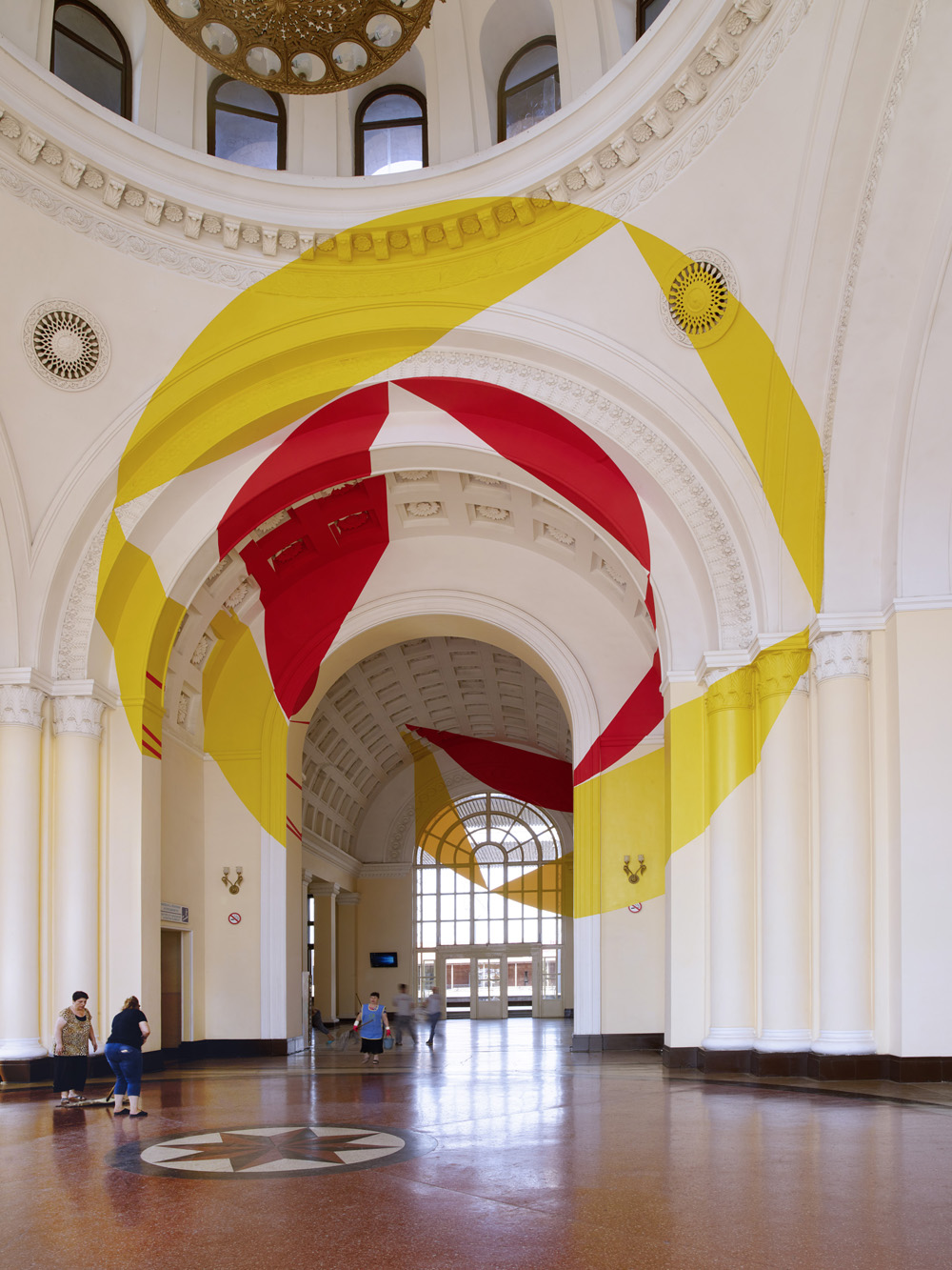 Jaune et rouge entre les disques et les trapèzes, Yerevan Central Railway Station, Armenie, 2017, Exposition: "Hexagones, disques et trapèzes"