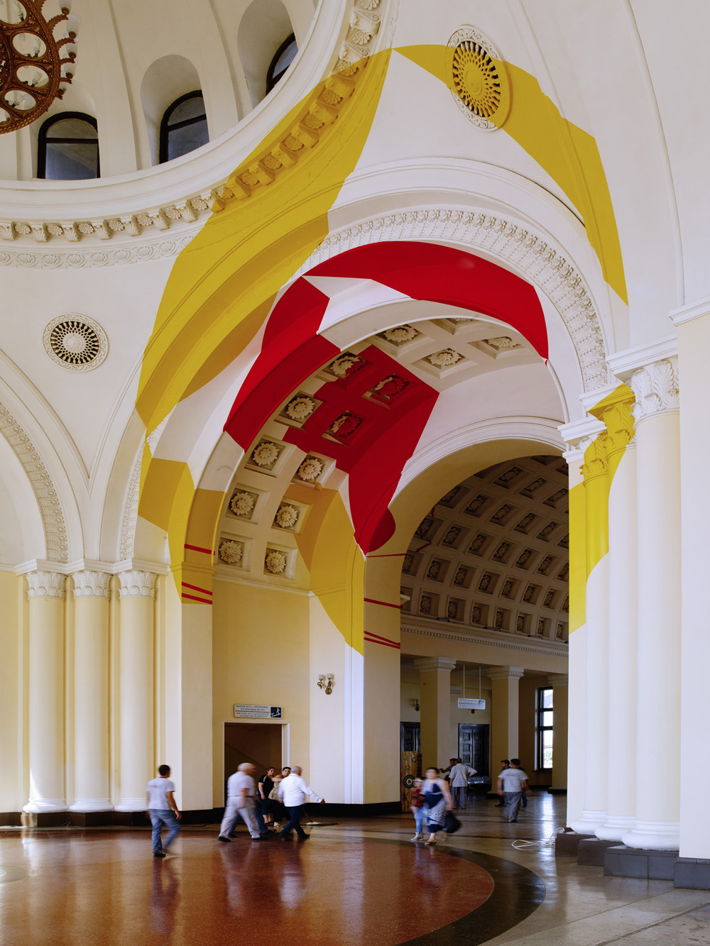 Jaune et rouge entre les disques et les trapèzes, Yerevan Central Railway Station, Armenie, 2017, Exposition: "Hexagones, disques et trapèzes"