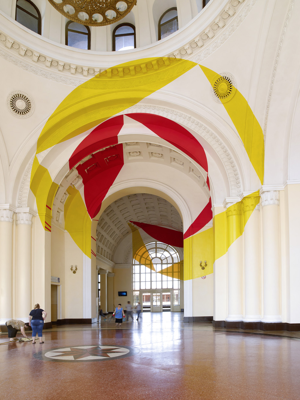 Jaune et rouge entre les disques et les trapèzes, Yerevan Central Railway Station, Armenie, 2017, Exposition: "Hexagones, disques et trapèzes"