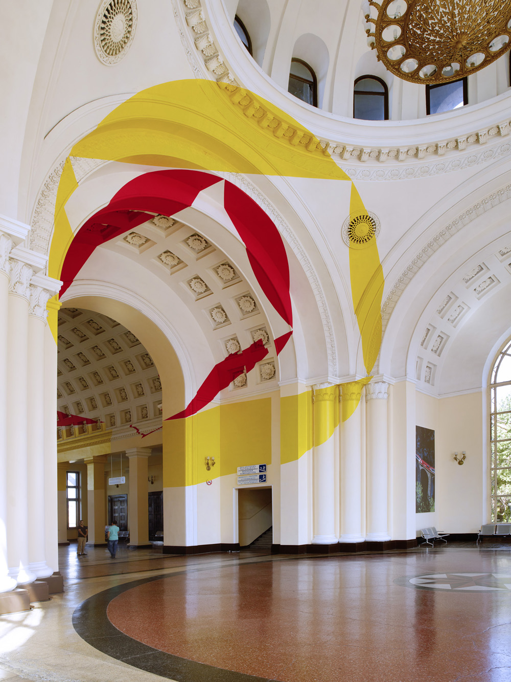 Jaune et rouge entre les disques et les trapèzes, Yerevan Central Railway Station, Armenie, 2017, Exposition: "Hexagones, disques et trapèzes"