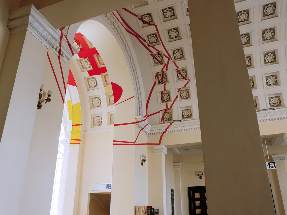 Jaune et rouge entre les disques et les trapèzes, Yerevan Central Railway Station, Armenie, 2017, Exposition: "Hexagones, disques et trapèzes"
