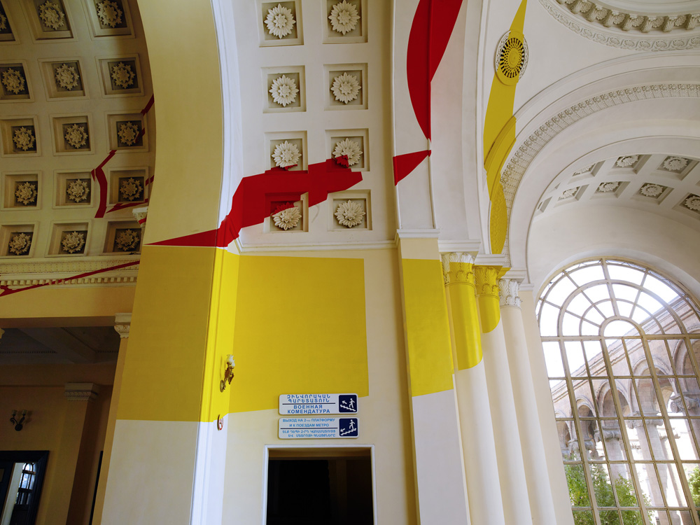 Jaune et rouge entre les disques et les trapèzes, Yerevan Central Railway Station, Armenie, 2017, Exposition: "Hexagones, disques et trapèzes"