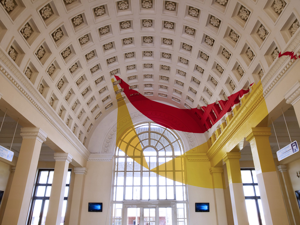 Jaune et rouge entre les disques et les trapèzes, Yerevan Central Railway Station, Armenie, 2017, Exposition: "Hexagones, disques et trapèzes"