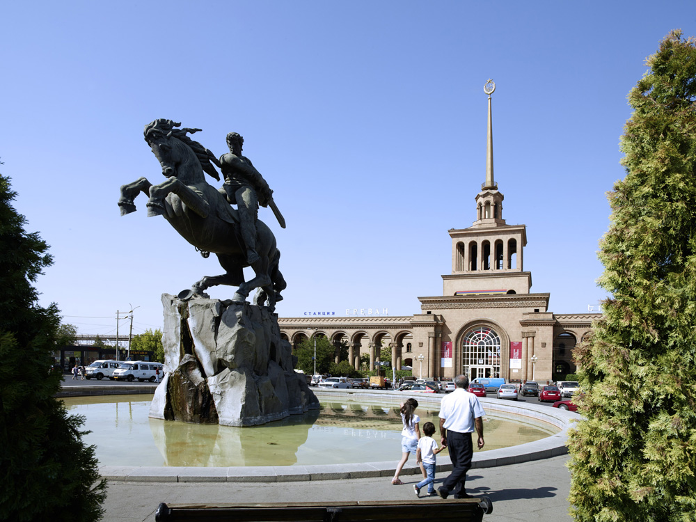 Hexagone dans l’hexagone dans l’hexagone, Yerevan Central Railway Station, Armenie, 2017, Exposition: "Hexagones, disques et trapèzes"
