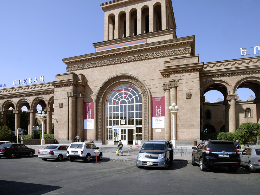 Hexagone dans l’hexagone dans l’hexagone, Yerevan Central Railway Station, Armenie, 2017, Exposition: "Hexagones, disques et trapèzes"