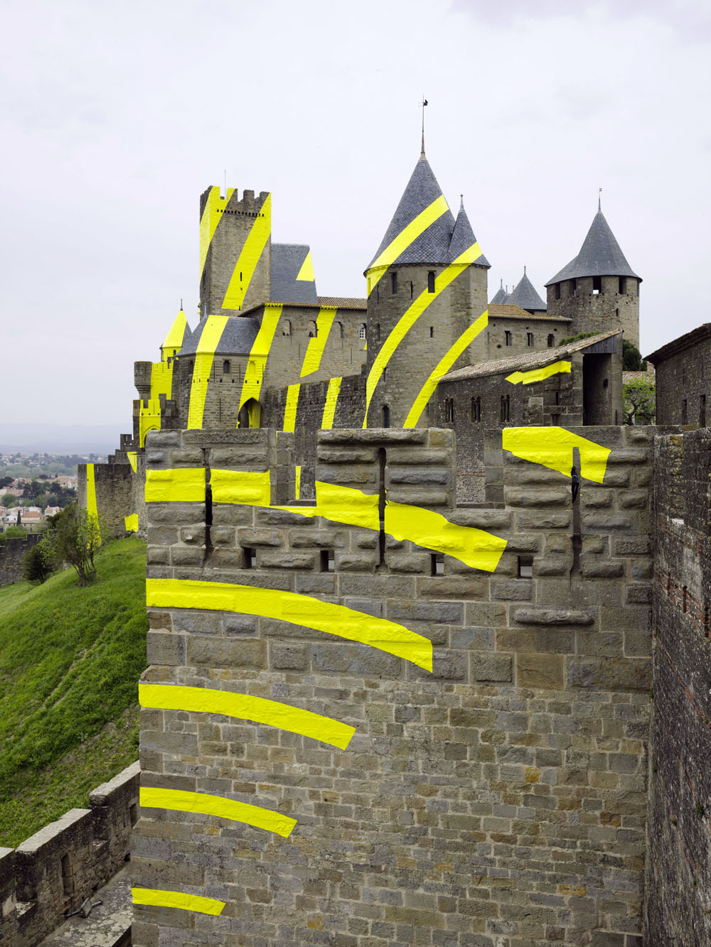 Cercles concentriques excentriques, Château et remparts de la cité de Carcassonne,, Porte d'Aude., 2018, 7ème édition d'IN SITU Patrimoine et art contemporain
