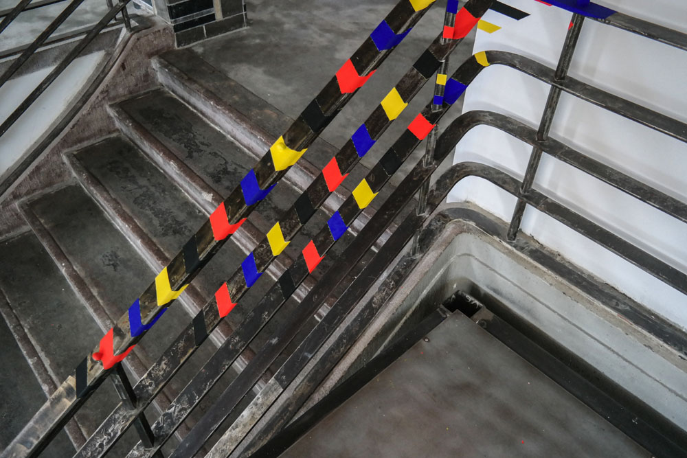 Triangle d’arcs et de cercles rouge noir jaune et bleu, Courtesy Michael Fuchs Galerie, Berlin, Berlin, 2018, Berlin 2018