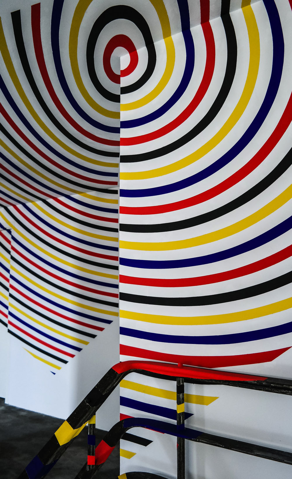 Triangle d’arcs et de cercles rouge noir jaune et bleu, Courtesy Michael Fuchs Galerie, Berlin, Berlin, 2018, Berlin 2018