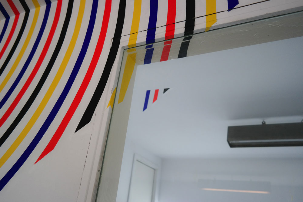 Triangle d’arcs et de cercles rouge noir jaune et bleu, Courtesy Michael Fuchs Galerie, Berlin, Berlin, 2018, Berlin 2018