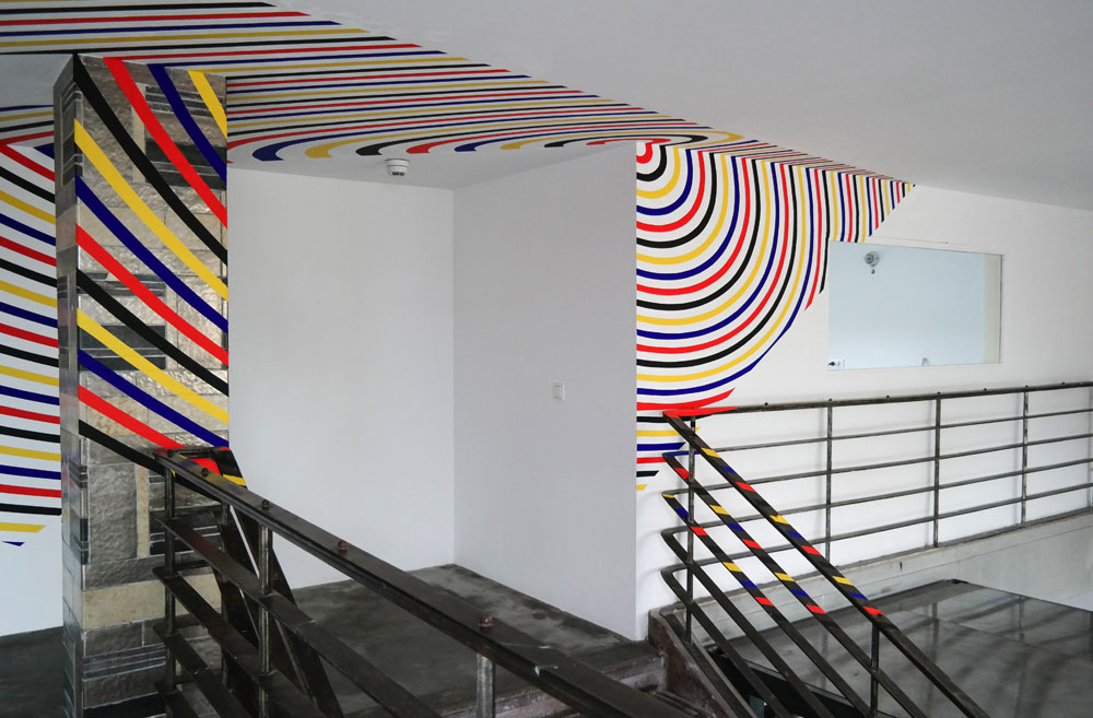 Triangle d’arcs et de cercles rouge noir jaune et bleu, Courtesy Michael Fuchs Galerie, Berlin, Berlin, 2018, Berlin 2018
