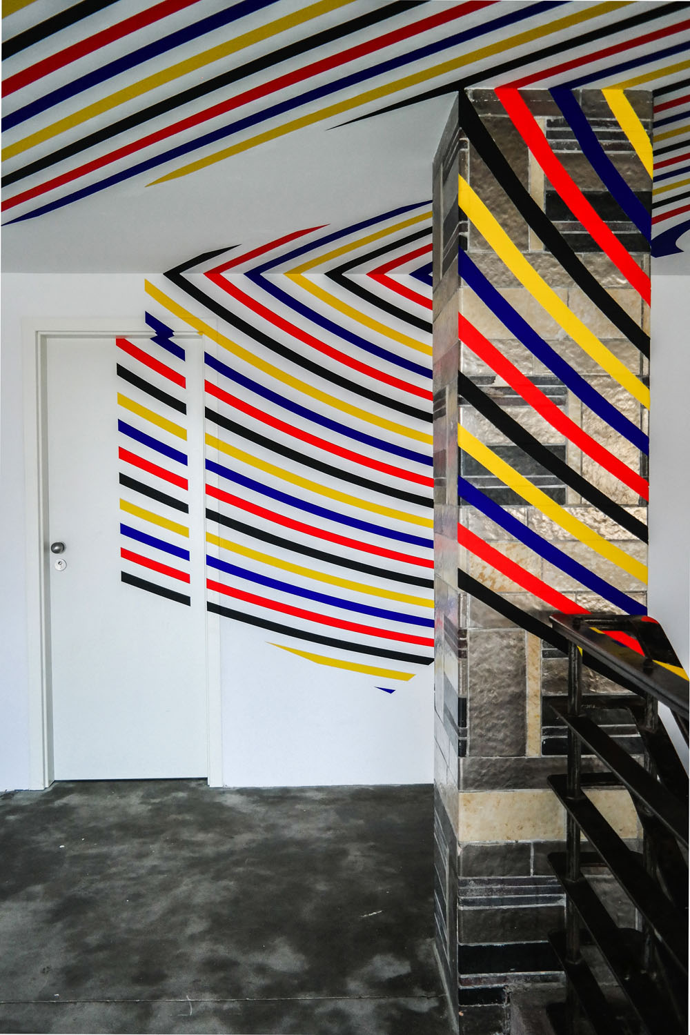 Triangle d’arcs et de cercles rouge noir jaune et bleu, Courtesy Michael Fuchs Galerie, Berlin, Berlin, 2018, Berlin 2018