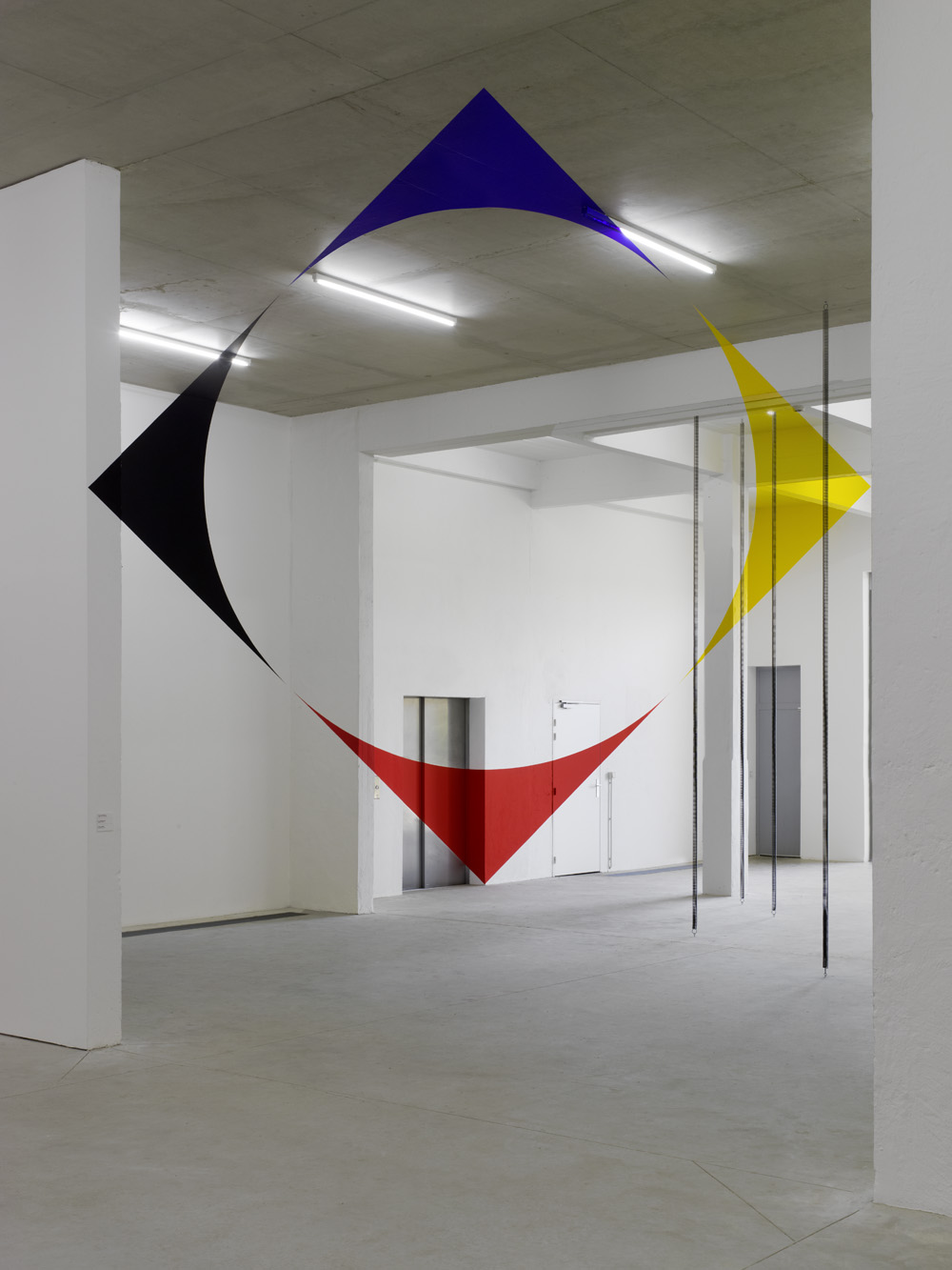 Carré bleu jaune rouge et noir au disque blanc, France, Collection: Françoise et Jean Philippe Billarant, 2019, Exposition: Le Silo 2019, Marine