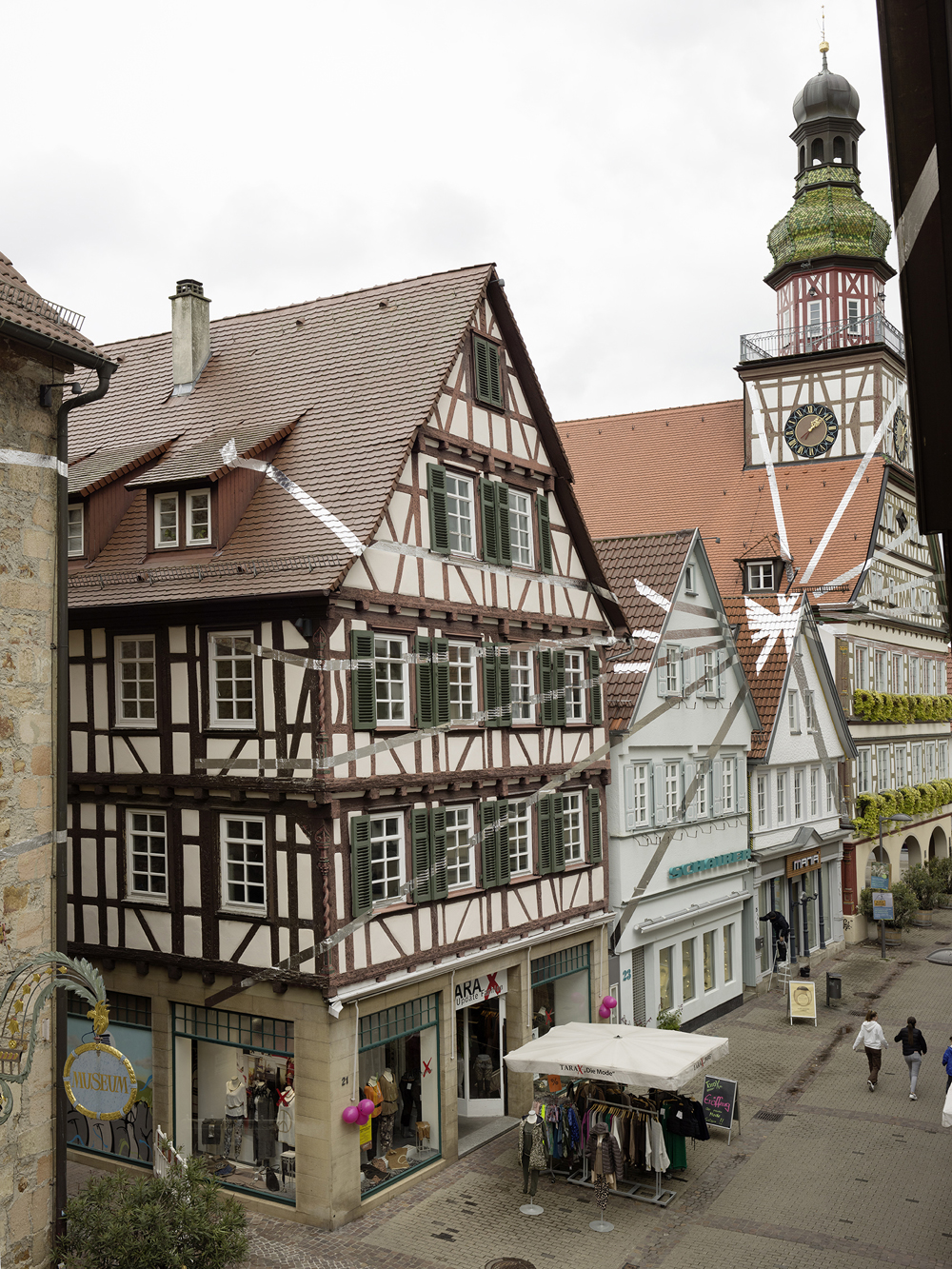 Douze points pour six droites, Site-specific, Kirchheim unter Teck, Allemagne, 2022, Exposition : "Felice Varini"